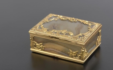 Rectangular snuffbox in agate, 18k yellow gold frame with openwork decoration of foliage, garlands, flowers, and staples in the taste of rocaille and two dragons.