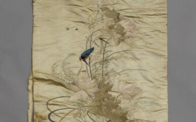 Tenture en soie brodée à fond beige Chine, début du XXe siècle Décorée de hérons,...