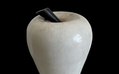 The big apple Decorative item, height 76 cm, width 46 cm. Weight: 14.5 kg.