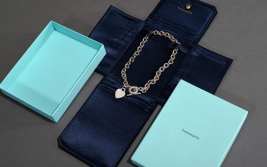 Tiffany & Co silver 925 link chain with unengraved heart pendant and toggle clasp with brand name, 82g, l. 42cm, in original case and box.