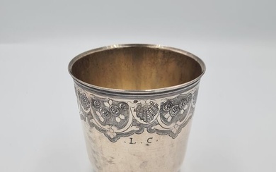 Timbale curon en argent ciselé de frise de fleurs stylisée et coquille, chiffré LC, XVIIIème....