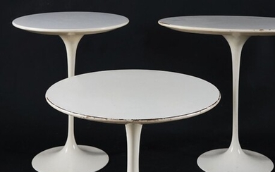 Tre tavolinetti dei quali due Knoll con piano laccato bianco e sostegno in...