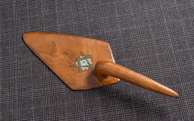 Truelle en bois réalisé pour le centenaire (1898-1968) de la «Palestine Lodge n° 417 F&AM» en 1968 Longueur : 21 cm