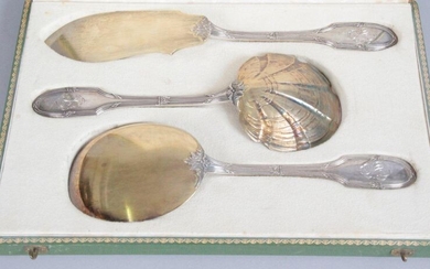 Two-piece ice cream set and a cream spoon in silver 950 thousandths the tops and spoon vermeil, model rushes leafy and ribboned, monogrammed Goldsmith: RISLER & SQUARE Length: 22 to 27 cm Weight: 370 g In its case