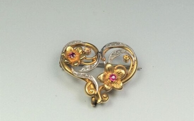 Two-tone 18K (750/oo) gold brooch with scrolls and flowers set...