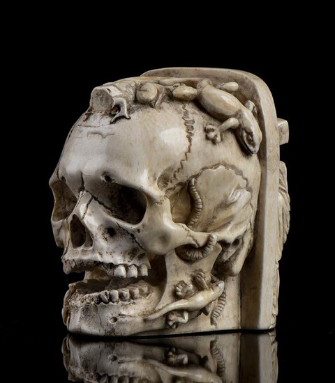 Vanité allemande en ivoire avec crâne et crucifixion du Christ - XVIe-XVIIe siècleVanité "Memento Mori"...