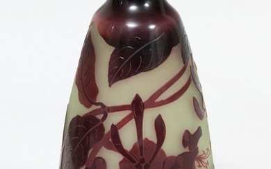Vase ; France, vers 1900. Verre camée. Signé "D'Argental". Dimensions : 17 x 8 x...