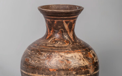 Vase de forme Hu en terre cuite décoré de...