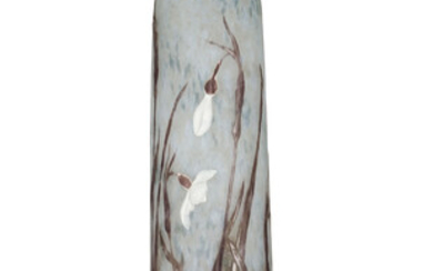Vase en verre multicouche signé Daum Nancy. A décor de perce-neiges dégagé à l'acide sur fond marmoréen bleuté, h. 44 cm