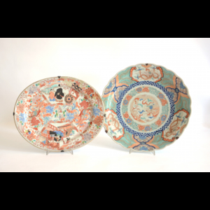Vassoio e piatto in porcellana a smalti policromi con decori diversi (l. max cm 40) (gravi difetti e rotture) Giappone,...