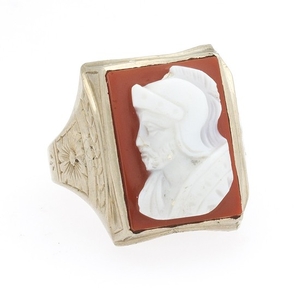 Victorian Gentlemen's Gold and Carved Agate Cameo Ring