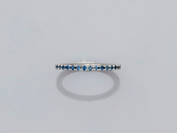 Wedding band in white gold, 750 MM, highlighted with round sapphires, size: 53, weight: 1.5gr. gross.