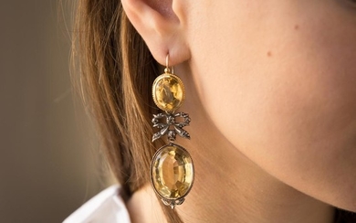 XIXEME SIECLE PAIRE DE PENDANTS D'OREILLES CITRINES A XIXth century citrine, silver and gold pair of ear pendants.