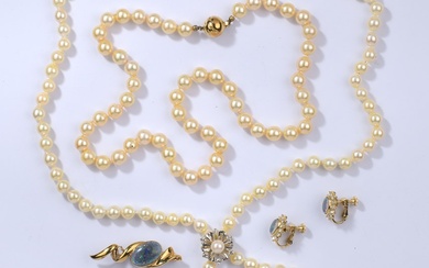 Zwei Perlenketten und vier Teile Modeschmuck