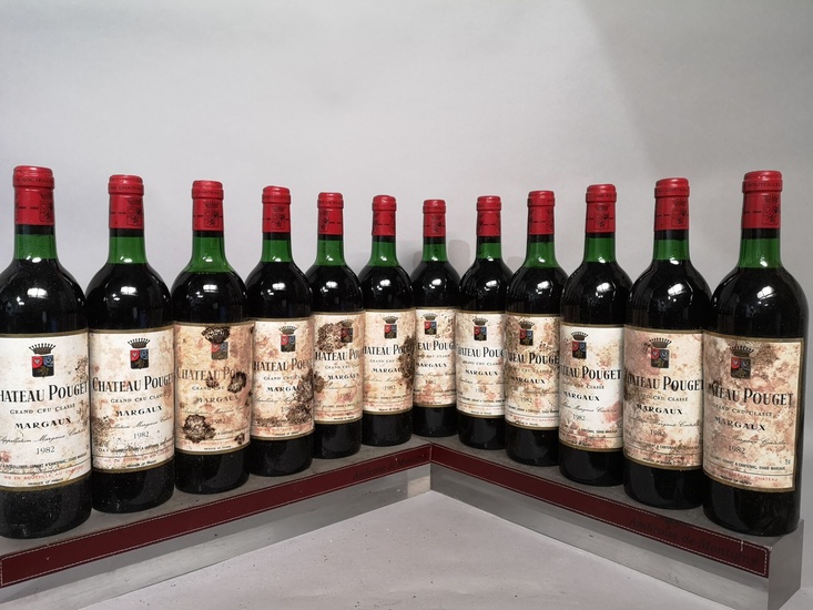 12 bouteilles Château POUGET - 4ème Gcc Margaux 1982 Caisse bois d'origine. Etiquettes tachées. 3...