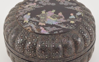 17th/18th century Chinese fine quality lac burgaute round covered bowl with lobed sides. Top