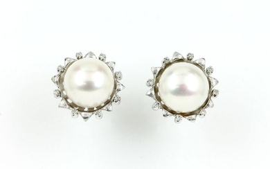 18 kt gold earrings with cultured pearls and diamonds