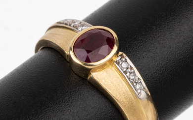 18 kt gold ruby-brilliant-ring , YG/WG 750/000, centered oval bevelled...
