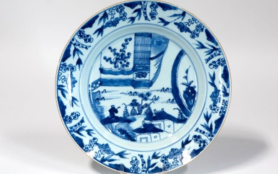 18ème siècle Plat chinois en porcelaine à décor bleu-blanc avec un personnage dans un paysage...