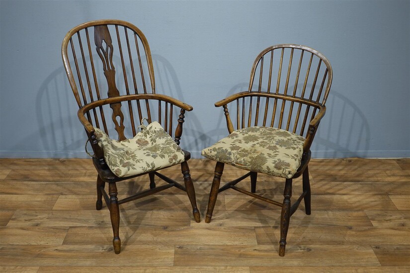 (-), 2 Engelse gebogen houten Windsor stoelen met...