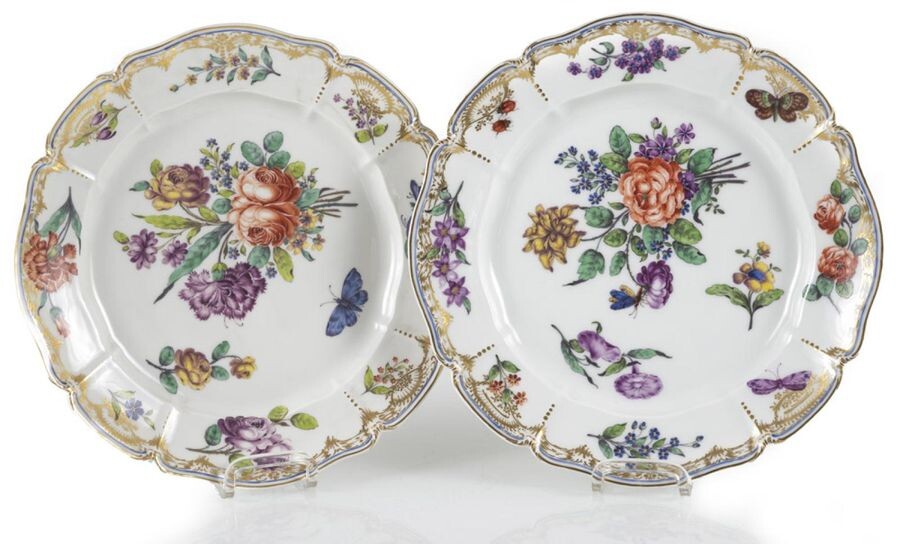 2 PLATES, NYMPHENBURG, CUMBER-. COUNTRY DECORATIONS, FLOWERS/INSERTS. D. 26,5 CM