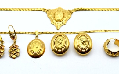 2 colliers, 2 pendentifs et 4 boucles d'oreilles en or 3 couleurs 18 ct (abîmé,...