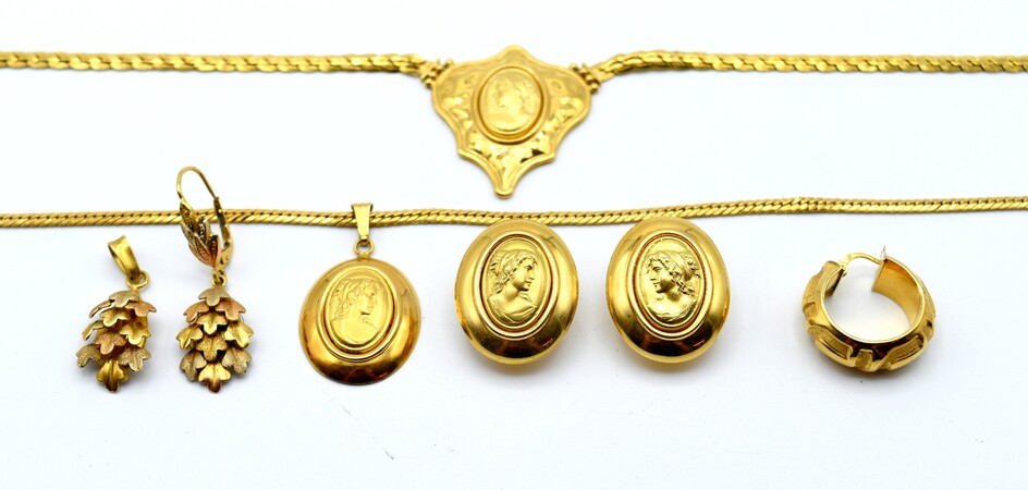 2 colliers, 2 pendentifs et 4 boucles d'oreilles en or 3 couleurs 18 ct (abîmé,...