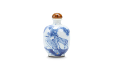 A CHINESE BLUE AND WHITE 'DEER' SNUFF BOTTLE....