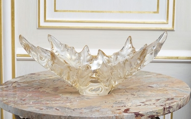 Coupe feuille en cristal par Lalique France, modèle Champs-Elysées. Modèle créé en 1951, long. 45 cm