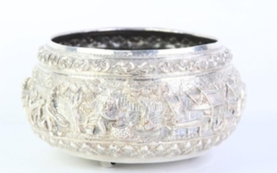 An Embossed Silver Bowl ( Dia 22cm)