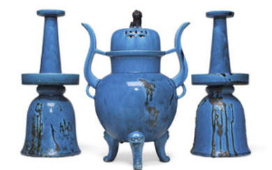 A LARGE CHINESE TURQUOISE-GLAZED THREE-PIECE GARNITURE, 20TH CENTURY