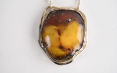 SILVER NECKLACE WITH AMBER PENDANT