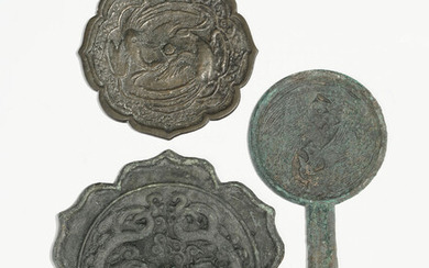 3 miroirs en bronze, dont 2 floriformes et 1 circulaire à manche, Chine, 3 dynastie Tang et 1 de style Tang, diam. 16 cm, 11,5 cm et 9 cm