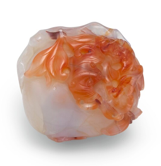AN AGATE 'PEACH AND BAT' CARVING QING DYNASTY, 19TH CENTURY