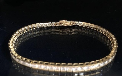 9ct Gold Tennis style bracelet marked 375 CZ and approx 19cm...