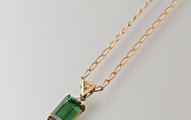 A 750-thousandths link horse chain in yellow gold and a gold pendant holding a green tourmaline surmounted by a brilliant, the bélière also set with a 5.6 g brilliant.