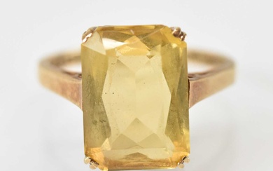 A 9ct yellow gold ring set with large central yellow...