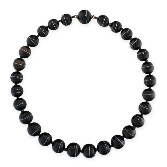 A BANDED AGATE BEAD NECKLACE comprising a single row of
