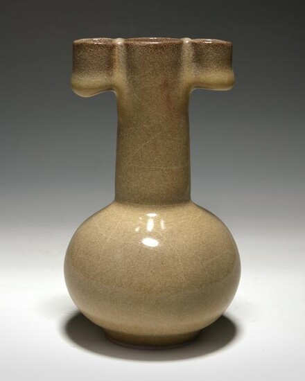 A CHINESE CRACKLE-GLAZED ARROW VASE, CHINA, 19TH-20TH