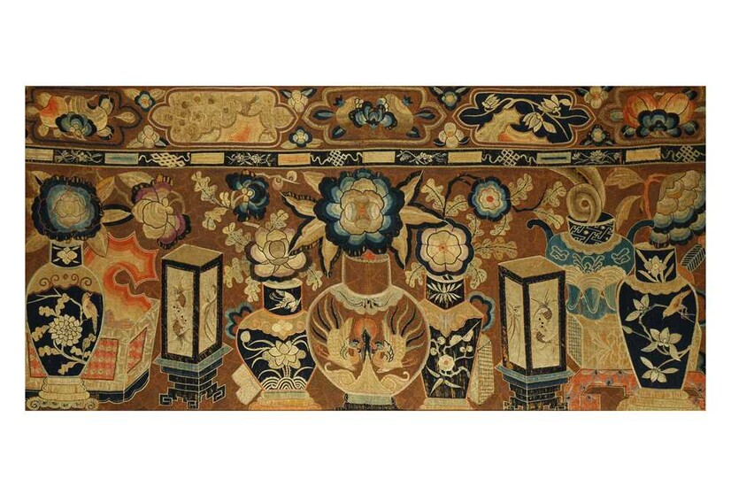 A CHINESE EMBROIDERED 'HUNDRED ANTIQUES' TEXTILE PANEL.