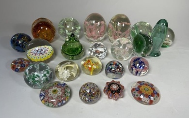 A COLLECTION OF ART GLASS PAPERWEIGHTS, 2" - 5"
