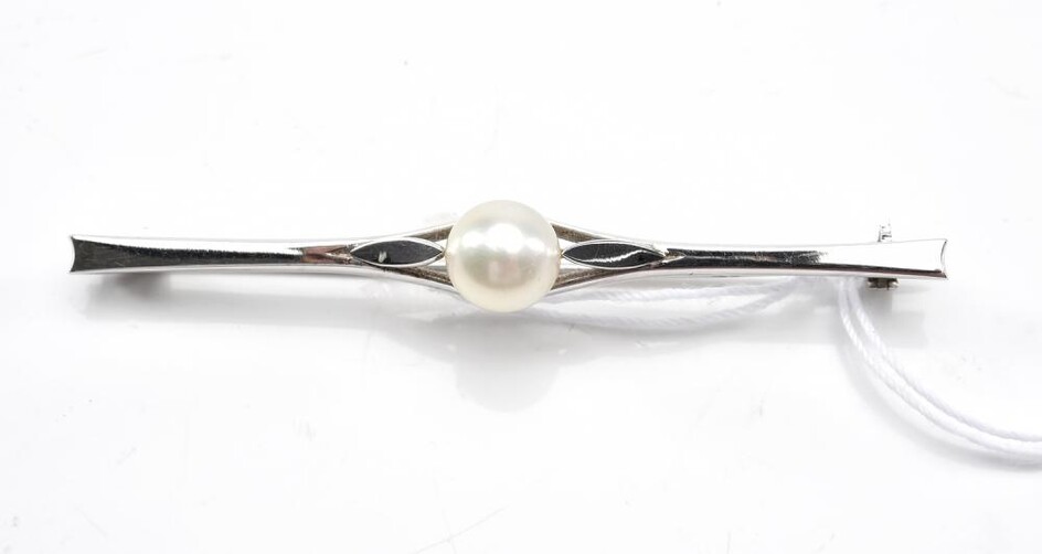 A CULTURED PEARL BAR BROOCH IN 18CT WHITE GOLD, 3.9GRAMS, LENGTH 58MM, 3.8GMS