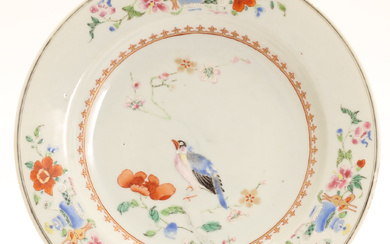 A Chinese porcelain plate, 18th century.