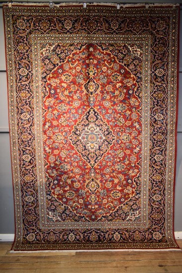 A FINE HAND-KNOTTED PERSIAN KASHAN CARPET, 100% WOOL. DENSE PILE. EX-GALLERY STOCK. IN EXCELLENT CONDITION. CLASSIC KASHAN BOOK-COVE...
