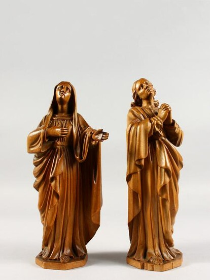 A GOOD PAIR OF 18TH CENTURY CARVED BOXWOOD RELIGIOUS
