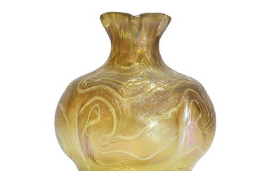 A German Fritz Heckert ‘Changeant’ glass vase