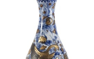 A LARGE JAPANESE WHITE AND BLUE PORCELAIN VASE LATE 19TH CENTURY.