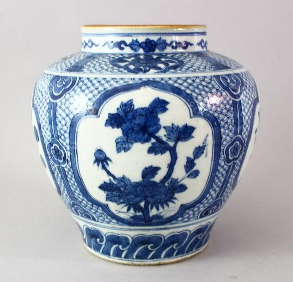 A LATE 19TH CENTURY CHINESE BLUE & WHITE PORCELAIN JAR