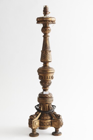 A LOUIS XVI STYLE GILT WOOD TORCHERE, 64 CM TOTAL HEIGHT, LEONARD JOEL LOCAL DELIVERY SIZE: SMALL