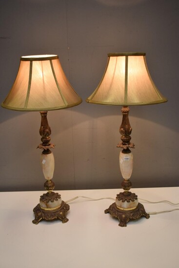 A PAIR OF DECORATIVE BRASS TABLE LAMPS WITH SILK SHADES (76 CM H)